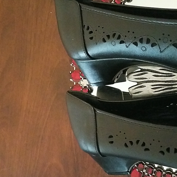 Perforated Flower Comfort Shoes (11 Wide) (NWOT) - Picture 3 of 5